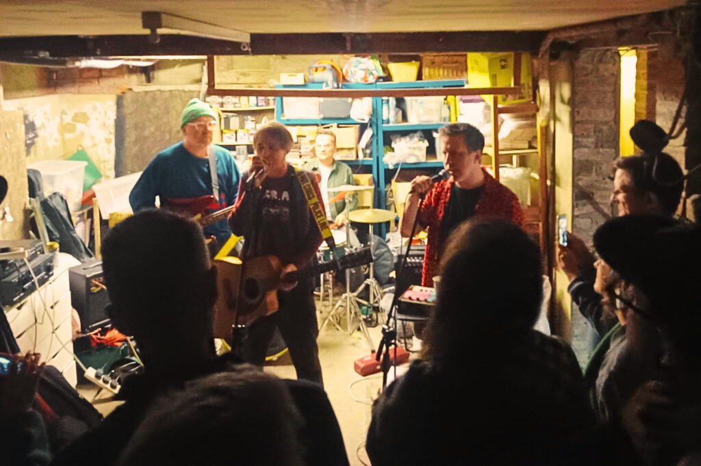 En Heat Cave Gig